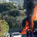 Paura a Piano di Sorrento: auto in fiamme ai Colli di San Pietro 