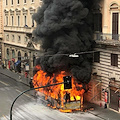 Paura a Roma: bus Atac prende fuoco in via del Tritone, un ferito