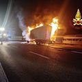 Paura sull’A3: furgone frigorifero prende fuoco, autista illeso