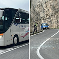 Paura sulla Statale Amalfitana: masso piomba su un bus, vetri in frantumi 