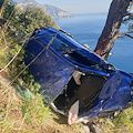 Penisola Sorrentina: un pino ha frenato la corsa dell'auto nella scarpata, conducente vivo per miracolo /FOTO