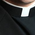 Persona non gradita a Messa, sacerdote fugge dall’altare