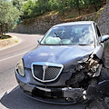 Piano di Sorrento, auto abbandonata sulla statale 145: pericolo per la viabilità 