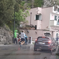 Pioggia e fondo stradale viscido, ad Amalfi auto sbanda e finisce contro protezioni [FOTO]