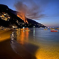 Piromani in azione tra Positano e Praiano, fiamme lambiscono la Statale 163 [VIDEO]