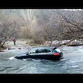 Porsche Cayenne prova ad attraversare un fiume