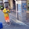 Portici e pavimentazione al Corso, prove tecniche di pulizia