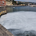 Posillipo, sversamenti di schiuma bianca in mare. Europa Verde: «Individuate i responsabili»