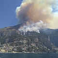 Positano, continuano a bruciare le colline di Montepertuso: immagine apocalittica [FOTO]