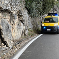 Positano, distacco dal costone roccioso sopra la sede stradale: Anas sul posto /FOTO