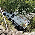 Positano, furgone fuori strada: sfonda protezioni e finisce di sotto [FOTO]