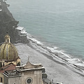 Positano, grandinata improvvisa e la spiaggia è imbiancata