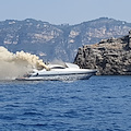 Positano, imbarcazione in fiamme all'arcipelago Li Galli /FOTO 