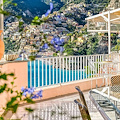 Positano, in vendita la villa a picco sul mare che fu dimora prediletta di Moravia e altre personalità di spicco del XX secolo 