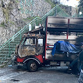 Positano, incendio nella notte. In fiamme camion per trasporto animali da soma /Foto