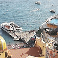 Positano invasa dagli incivili, bagnanti staccano cartelli di divieto pur di accedere alla spiaggia interdetta /FOTO