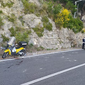 Positano: moto perde il controllo e finisce contro uno scooter parcheggiato, necessario elisoccorso /FOTO