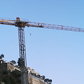 Positano: ripresi lavori per ascensore al cimitero, dopo pausa di Capodanno è giunta una gru