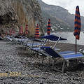 Positano. Spiagge libere attrezzate per clienti paganti: «questo non è un lido!» 