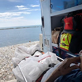 «Posso vedere il mare per l'ultima volta?» e l'ambulanza si ferma sulla spiaggia