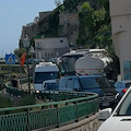 Pullman turistici si incastrano, è paralisi traffico a Ravello [FOTO-VIDEO]