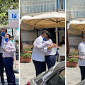 Qu Dongyu e Sal De Riso in piazza a Minori. Il Direttore Generale della FAO abbraccia il Presidente dell'AMPI /Foto