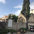 Ravello, abbattuto il penultimo cipresso secolare all'ingresso di Villa Rufolo [FOTO] 