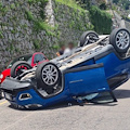 Ravello, auto si ribalta nei pressi del cimitero: illesi gli occupanti /FOTO