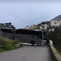 Ravello, bus francese non riesce a transitare fra i tornanti. Traffico in tilt [FOTO]