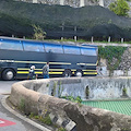 Ravello, bus straniero non riesce a transitare fra i tornanti della Costiera. Traffico in tilt /FOTO 