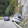 Ravello-Chiunzi, auto fuori strada nel solito punto anche con asfalto asciutto /FOTO