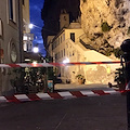 Ravello: grosso masso piomba sulla piazzetta, panico tra i residenti di San Cosma. Area delimitata, servono interventi urgenti [FOTO]