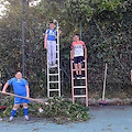 Ravello, il campetto comunale invaso dalle erbacce lo puliscono i bambini /FOTO