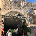 Ravello, riaperto passaggio pedonale a Via Della Marra. Montate impalcature [FOTO]