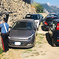 Ravello, scoperto parcheggio abusivo nel cortile di casa: nei guai due persone [FOTO]