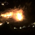 Ravello: spaventoso incendio a Cigliano, a fuoco barche in un deposito. Fiamme fin sotto Villa Cimbrone, strada chiusa /FOTO e VIDEO