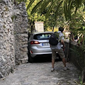 Ravello, turisti in auto s'incastrano tra le scale del centro storico [FOTO]