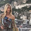 Relax ad Amalfi per Elena Santarelli, la bella showgirl non passa inosservata [FOTO]