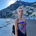 Rifiutò posto in banca, oggi è influencer di successo: Xenia Tchoumi si rilassa a Positano