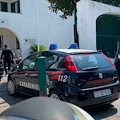 Rivolge apprezzamenti ad una minore: dipendente di un bar minacciato, aggredito e sequestrato in casa ad Ischia 