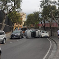 Rocambolesco incidente a Meta di Sorrento, auto si ribalta su un fianco e rimane in bilico /Foto