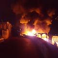 Rogo nella notte a Conca, in fiamme deposito autocarri di azienda trasporti /FOTO