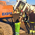 Roma, camion si ribalta sulla scogliera a Ostia