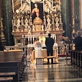 Roma, matrimonio in solitaria: sposi all'altare in una chiesa deserta. La foto è virale 