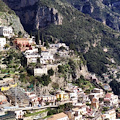 Rubano una Madonnina al cimitero di Positano, denunciati ignoti