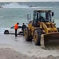 Salerno, auto arriva in mare rischia di essere inghiottita dalle onde [FOTO] 