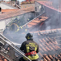 Scoppia una bombola, incendio in una mansarda