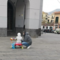 Scuole chiuse a Cava de' Tirreni: la protesta silenziosa di una bimba davanti al Comune 