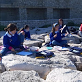 Scuole elementari chiuse in Campania: in Puglia lezioni sugli scogli "al riparo dal Covid"