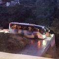 Sfiorata tragedia sulla Castiglione-Ravello: bus scivola sullo stesso curvone dell'incidente del 2023